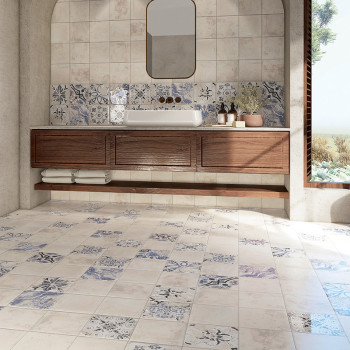 Ladrilhos cerâmicos brancos com padrões florais azuis criam um piso decorativo. Os azulejos levam a uma penteadeira de madeira c