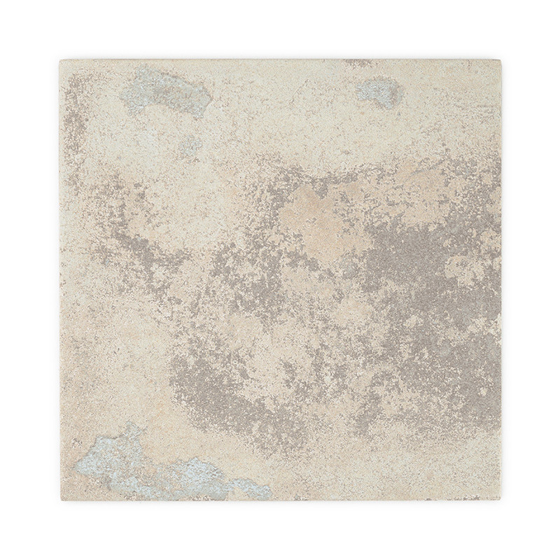 Le carreau présente un motif texturé avec des zones de beige et de gris, évoquant une apparence de pierre naturelle patinée dans
