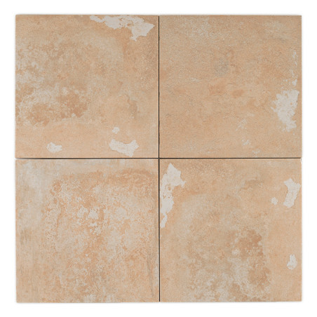 Quatre carreaux beiges carrés à la surface texturée, disposés en grille, présentent des traces d'usure avec des taches blanches Quatre carreaux beiges carrés à la surface texturée, disposés en grille, présentent des traces d'usure avec des taches blanches