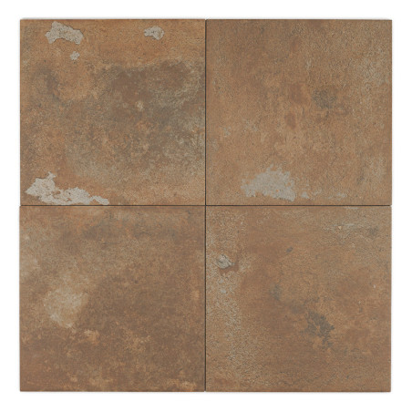 Quatro ladrilhos marrons e terrosos com uma superfície texturizada e manchada formam um quadrado. Variações sutis de cores suger