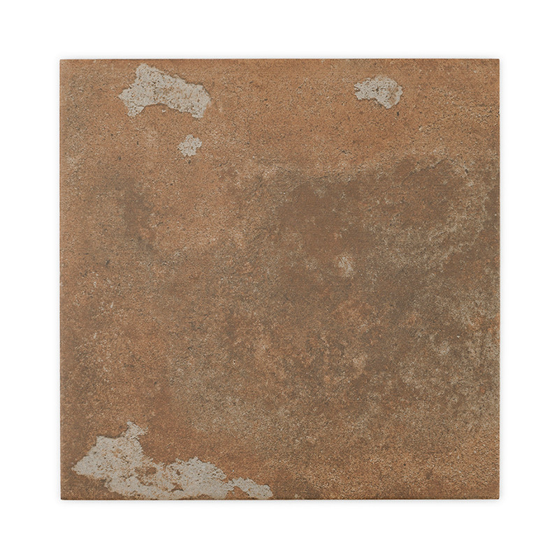 Een vierkante, aardse bruine tegel vertoont een verweerde textuur met onregelmatige, lichtere vlekken, wat een rustieke, veroude