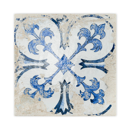 Un carreau décoratif présente un motif symétrique de fleur de lys bleue rayonnant depuis le centre, sur un fond crème très patin