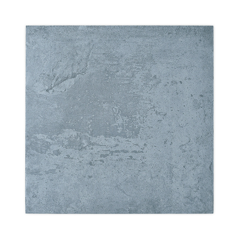 Um ladrilho quadrado de textura áspera e irregular apresenta tons manchados de cinza e azul, lembrando pedra natural, contra um 