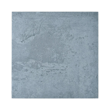 Un azulejo cuadrado con una textura rugosa y desigual muestra tonos moteados de gris y azul, que se asemejan a la piedra natural