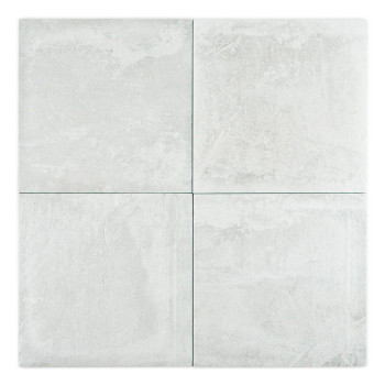 Een gladde, lichtgrijze vierkante tegel met subtiele textuur. het lijkt uniform, wat duidt op gebruik in moderne architectonisch