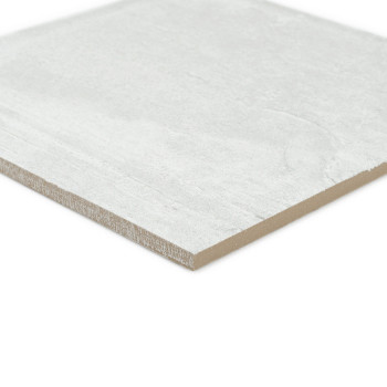 Un carreau rectangulaire gris clair repose sur un fond blanc. La surface des carreaux semble lisse avec une texture subtile et s