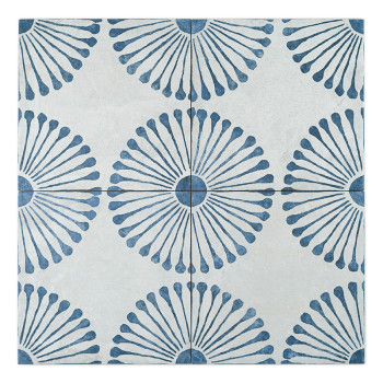 Een vierkante tegel heeft een abstract bloemenpatroon met donkerblauwe bloemblaadjesachtige vormen die vanuit elke hoek op een l