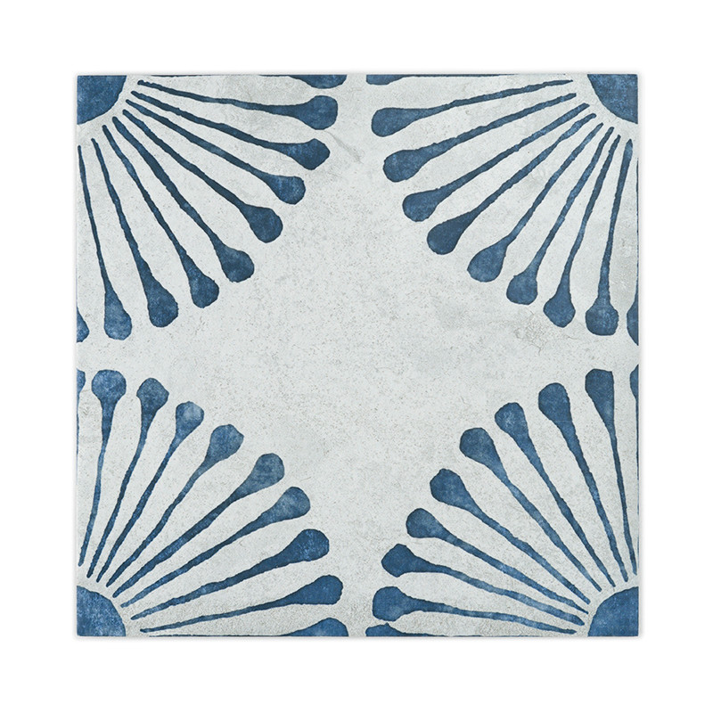 Eine quadratische Fliese weist ein abstraktes Blumenmuster mit dunkelblauen, blütenblattähnlichen Formen auf, die von jeder Ecke
