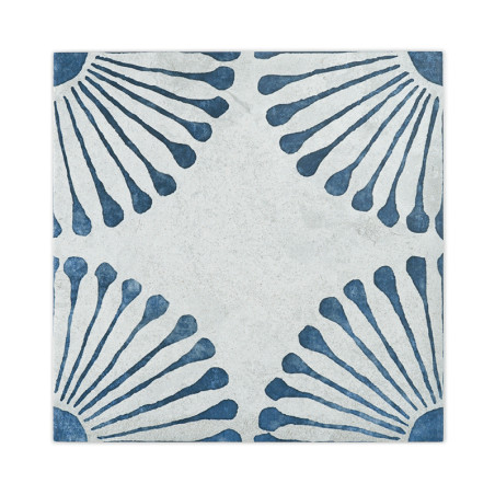 Eine quadratische Fliese weist ein abstraktes Blumenmuster mit dunkelblauen, blütenblattähnlichen Formen auf, die von jeder Ecke
