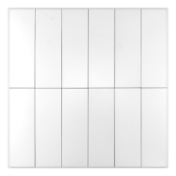 Un carreau rectangulaire uni et blanc est positionné verticalement sur un fond blanc et vierge, soulignant sa surface lisse et p