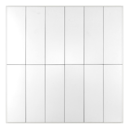 Um ladrilho quadrado branco é dividido em quatro colunas e linhas menores, criando um padrão de grade. A superfície é lisa e uni Um ladrilho quadrado branco é dividido em quatro colunas e linhas menores, criando um padrão de grade. A superfície é lisa e uni