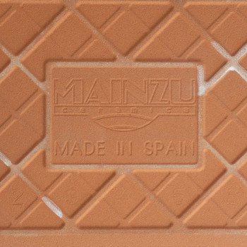 Eine Terrakotta-Keramikfliese weist erhabene Rautenmuster und geprägte Texte mit der Aufschrift „MAINZU ceramica“ und „MADE IN S