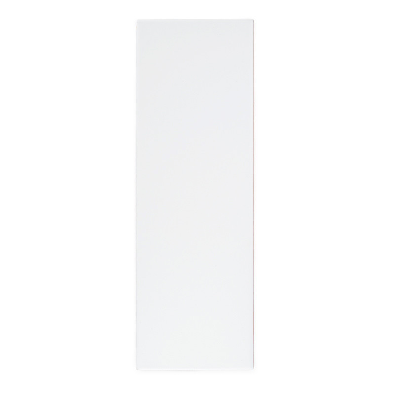 Um ladrilho retangular branco e liso é posicionado verticalmente contra um fundo branco e vazio, enfatizando sua superfície lisa