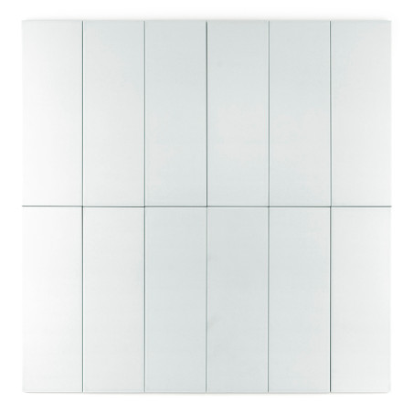 Douze carreaux blancs rectangulaires brillants alignés dans une grille, créant un design homogène et uniforme. L'environnement e
