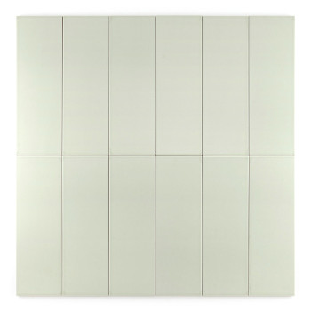 Un carreau rectangulaire vert pâle se dresse verticalement sur un fond blanc uni, représentant une surface lisse et plane.