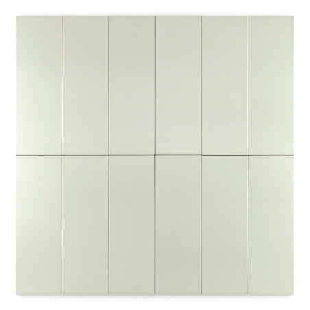 Uma grade de vinte e quatro ladrilhos retangulares, alinhados verticalmente, cinza claro, dispostos em três fileiras e oito colu Uma grade de vinte e quatro ladrilhos retangulares, alinhados verticalmente, cinza claro, dispostos em três fileiras e oito colu