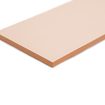Un carreau de céramique rectangulaire beige à surface lisse repose à plat, affichant son épaisseur et ses bords nets et inclinés