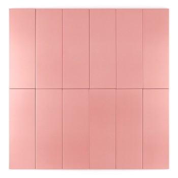 Un carreau rectangulaire rose uni repose debout sur un fond blanc uni, mettant en valeur sa surface lisse et mate.