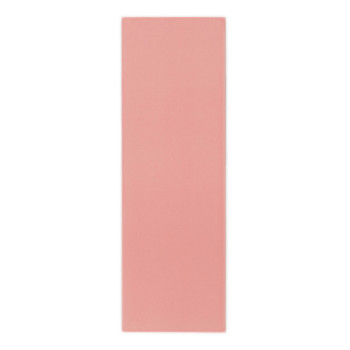 Un carreau rectangulaire rose uni repose debout sur un fond blanc uni, mettant en valeur sa surface lisse et mate.