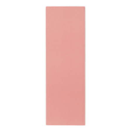 Un carreau rectangulaire rose uni repose debout sur un fond blanc uni, mettant en valeur sa surface lisse et mate. Un carreau rectangulaire rose uni repose debout sur un fond blanc uni, mettant en valeur sa surface lisse et mate.
