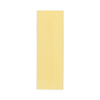 Un carreau beige rectangulaire orienté verticalement est positionné sur un fond blanc uni.