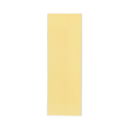 Un carreau beige rectangulaire orienté verticalement est positionné sur un fond blanc uni.