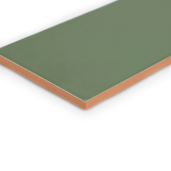 Azulejo de cerámica verde, rectangular, con una superficie lisa y un borde marrón, que descansa sobre un fondo blanco liso.