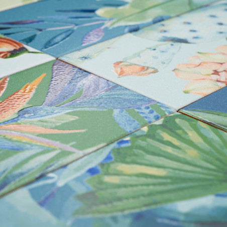 Azulejos cerâmicos coloridos exibem desenhos florais tropicais, angulados juntos. Folhas e pétalas vibrantes criam uma composiçã