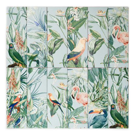 Bunte Vögel, darunter Tukane und Flamingos, sitzen und fliegen zwischen üppigen grünen Blättern und tropischen Blumen auf einem Bunte Vögel, darunter Tukane und Flamingos, sitzen und fliegen zwischen üppigen grünen Blättern und tropischen Blumen auf einem