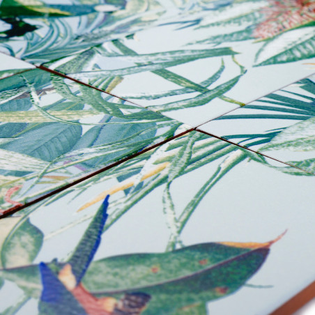 Fliesen mit Blattmuster und verschiedenen grünen und blauen Blattwerken überschneiden sich mit sichtbaren Fugenlinien und ergebe Fliesen mit Blattmuster und verschiedenen grünen und blauen Blattwerken überschneiden sich mit sichtbaren Fugenlinien und ergebe