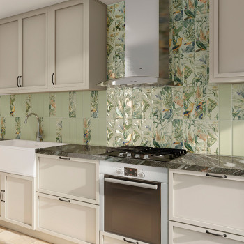 A cozinha apresenta backsplash de azulejos com padrão floral e tons verdes. Um exaustor de aço inoxidável fica acima de um fogão
