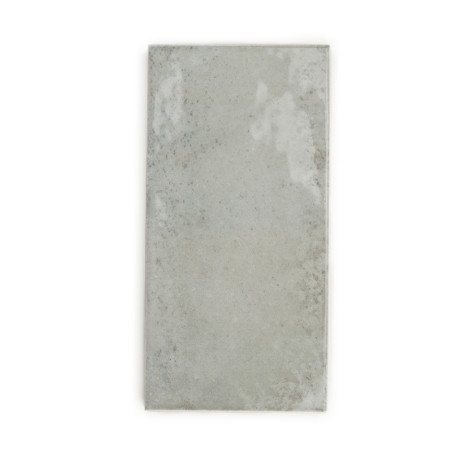 Uma telha retangular de concreto cinza claro exibe manchas sutis e texturas irregulares, sugerindo uma aparência natural e inaca Uma telha retangular de concreto cinza claro exibe manchas sutis e texturas irregulares, sugerindo uma aparência natural e inaca