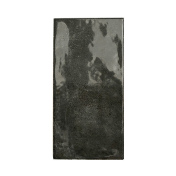 Carreau rectangulaire noir brillant, réfléchissant la lumière, centré sur un fond blanc uni.