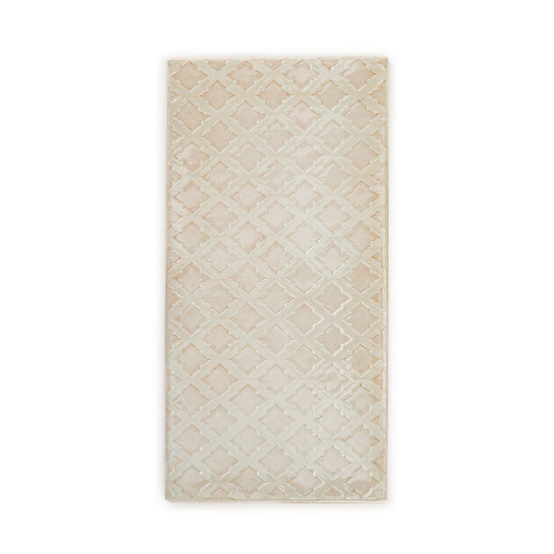 Le carreau rectangulaire présente un motif géométrique complexe de formes de losanges imbriquées. Le design présente des nuances