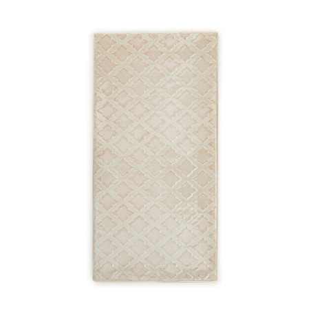 Le carreau rectangulaire présente un motif géométrique complexe de formes de losanges imbriquées. Le design présente des nuances