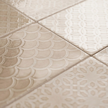 Los azulejos cerámicos muestran patrones de textura variada y acabados brillantes, dispuestos en forma de cuadrícula, creando un