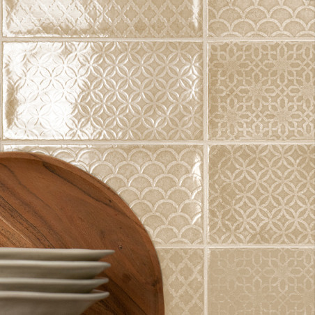 Les carreaux de céramique affichent des motifs géométriques complexes, reflétant la lumière dans une cuisine. Les assiettes repo Les carreaux de céramique affichent des motifs géométriques complexes, reflétant la lumière dans une cuisine. Les assiettes repo