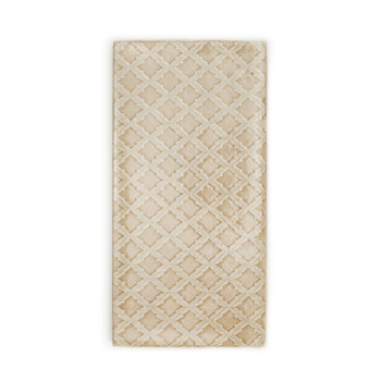 Les carreaux rectangulaires présentent un motif répétitif de formes de losanges beiges imbriqués, créant une apparence texturée 