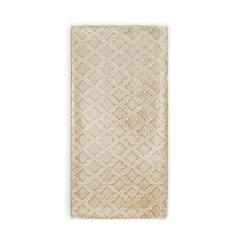 Los azulejos rectangulares muestran un patrón repetitivo de formas de diamantes entrelazadas de color beige, creando una aparien