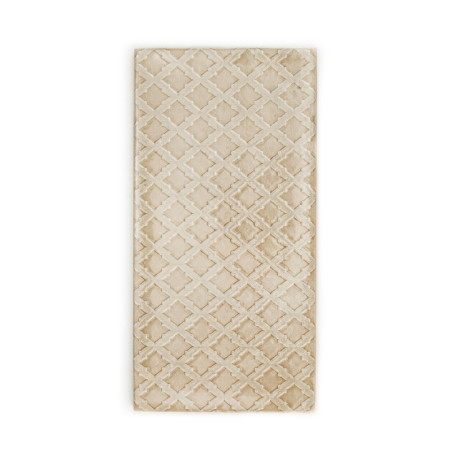 Los azulejos rectangulares muestran un patrón repetitivo de formas de diamantes entrelazadas de color beige, creando una aparien