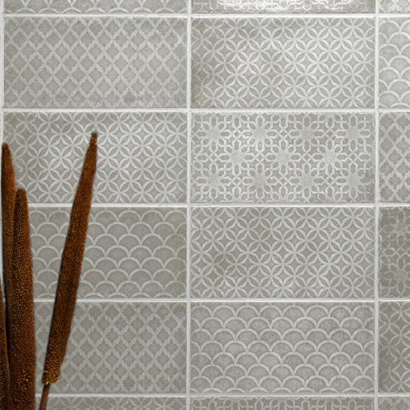 Dezesseis ladrilhos cinza exibem vários padrões geométricos. Os designs texturizados incluem diamantes, círculos e escamas. Junc Dezesseis ladrilhos cinza exibem vários padrões geométricos. Os designs texturizados incluem diamantes, círculos e escamas. Junc