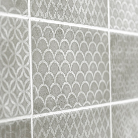 Los azulejos que presentan una combinación de patrones de arco y diamantes superpuestos, dispuestos en una cuadrícula, crean una