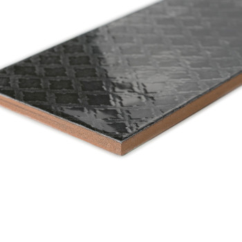 Um ladrilho preto brilhante apresenta um padrão de grade, apoiado em um fundo branco liso, mostrando sua superfície lisa e refle