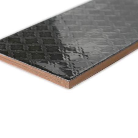 Um ladrilho preto brilhante apresenta um padrão de grade, apoiado em um fundo branco liso, mostrando sua superfície lisa e refle Um ladrilho preto brilhante apresenta um padrão de grade, apoiado em um fundo branco liso, mostrando sua superfície lisa e refle