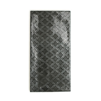 Le carreau rectangulaire présente une surface gris foncé brillante avec un motif de losange géométrique répétitif. La finition r