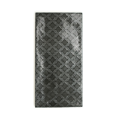 O ladrilho retangular apresenta uma superfície cinza escuro brilhante com um padrão geométrico repetitivo de diamante. O acabame O ladrilho retangular apresenta uma superfície cinza escuro brilhante com um padrão geométrico repetitivo de diamante. O acabame