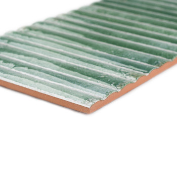 O ladrilho apresenta um padrão canelado e ondulado com acabamento verde vidrado, adicionando textura. visto em um fundo branco s