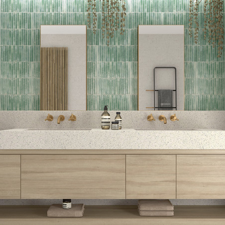 Pias duplas instaladas em bancada salpicada com duas saboneteiras listradas, cercadas por azulejos verticais verdes e espelhos d Pias duplas instaladas em bancada salpicada com duas saboneteiras listradas, cercadas por azulejos verticais verdes e espelhos d