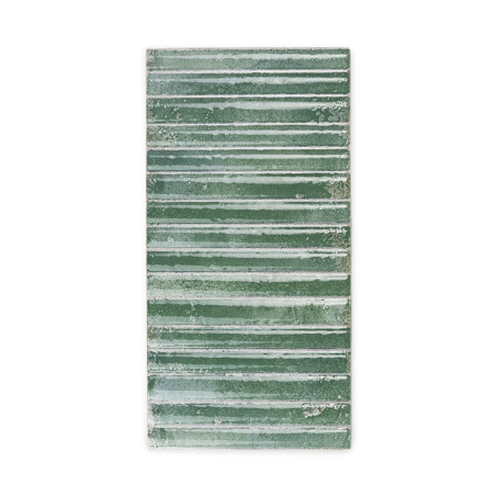 Um ladrilho retangular apresenta listras horizontais verdes e brancas com textura envelhecida, sugerindo um toque rústico ou vin Um ladrilho retangular apresenta listras horizontais verdes e brancas com textura envelhecida, sugerindo um toque rústico ou vin