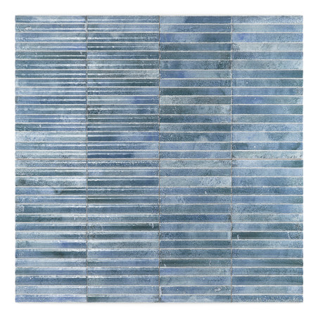 Rechteckige blaue Fliesen sind in einem Raster angeordnet und wechseln zwischen glänzenden und matten Oberflächen, wodurch eine 